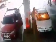 Clip Eva - Video: Em bé nghịch bật lửa khi mẹ đang đổ xăng và cái kết kinh hoàng