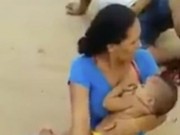 Clip Eva - Video: Mẹ bị xe cán nát chân vẫn điềm tĩnh cho con bú