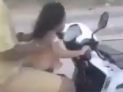 Clip Eva - Video: Bé gái lái xe máy chở bố mẹ phóng vun vút trên đường