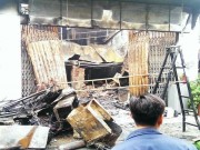 Tin tức - Vụ 4 người chết cháy: Cha bế con trèo mái nhà thoát chết