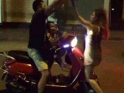 Clip Eva - Video: Mặc con khóc khét vì sợ, người vợ vẫn dùng mũ bảo hiểm đánh chồng