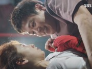 Xem & Đọc - Tài tử "Chuyện tình Harvard" đè ngửa người đẹp trên sàn boxing