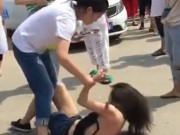 Tin tức - Vợ lột áo, đánh ghen tình nhân của chồng giữa phố