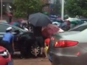 Tin tức - Bé gái TQ chết đuối khi giúp bà cụ đi qua đường ngập nước