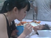 Tin tức - Bé 14 tháng nặng 3,5kg suốt 1 năm ăn bọt cơm sống qua ngày