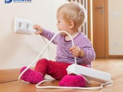 Nhà đẹp - Cách phòng tránh bị điện giật cho bé