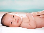 Làm mẹ - Lỗi “kinh điển” của mẹ Việt chăm con ngày nóng