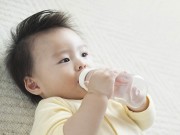Làm mẹ - Tác hại 'ngã ngửa' trẻ dưới 6 tháng uống nước lọc ngày nóng
