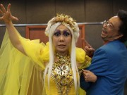 Làng sao - Danh hài Bảo Chung "bán nude" trước mặt Việt Hương