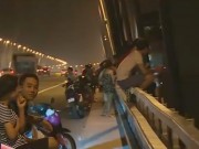 Clip Eva - Nắng nóng, người dân lên cầu "hóng mát"