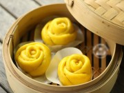 Bếp Eva - Bánh bao bí đỏ hình hoa hồng cho bé