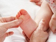 Làm mẹ - Mát xa chân cho trẻ sơ sinh: lợi đủ đường!