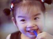 Làng sao - Con gái Xuân Lan mạnh dạn trong ngày đầu tiên đến trường