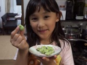 Nhà đẹp - Bé gái Nhật thích thú vườn rau sạch ông nội trồng