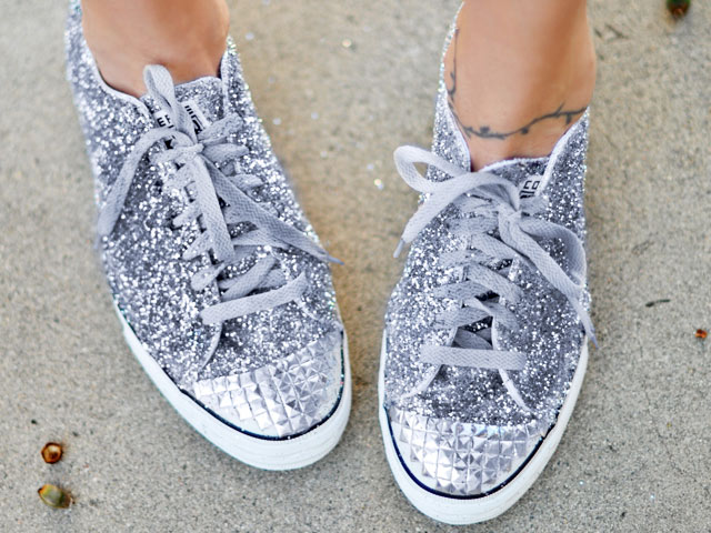 Video: Làm mới giày thể thao theo style lóng lánh