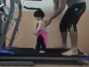 Clip Eva - Bố cho con tập chạy phong cách phòng gym