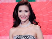 Làng sao - MC Mỹ Linh lăng xê vai trần gợi cảm