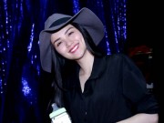 Thời trang - Hoa hậu Diễm Hương lộ mặt mộc đi tập catwalk