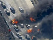 Tin tức - Mỹ: Cháy rừng khủng khiếp, lửa "leo" đường cao tốc đốt xe hơi