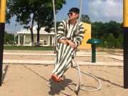 Làng sao - Huy Khánh vẫn sành điệu khi "đi tù”