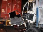 Ngày mới - Tông đuôi container, tài xế xe tải kẹt trong cabin