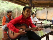 Giải trí - Lý Hùng "hy sinh đời trai" hóa thân thành Elvis