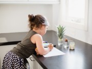 Nhà đẹp - Tập trồng hành lá, dứa, bơ đơn giản trong cốc tại nhà