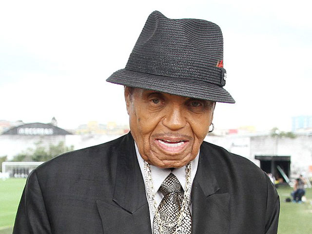 Bố Michael Jackson đột quỵ trong sinh nhật tuổi 87