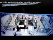 Làm mẹ - Mẹ cố cứu con rồi bị thang cuốn "nuốt chửng"