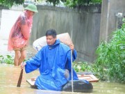 Tin tức - Hình ảnh người dân Quảng Ninh nhọc nhằn đi qua mưa lũ dị thường