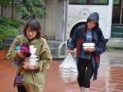 Tin tức - Ảnh: Những suất cơm "sưởi ấm lòng" người dân vùng lũ lụt Quảng Ninh