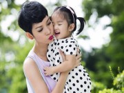 Làng sao - Con gái Xuân Lan thích thú theo mẹ đi chụp hình