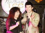Làng sao - Nathan Lee xúc động song ca cùng mẹ trong tiệc sinh nhật