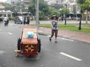 Tin tức - Chồng chết ở trại tạm giam, vợ đưa “quan tài diễu phố”