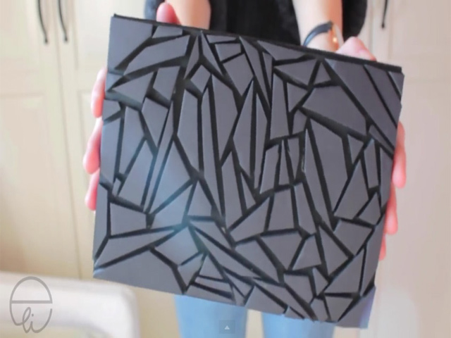 Chế xắc tay từ bìa cứng khiến bạn bè thán phục