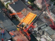 Tin tức - Hà Lan: 2 cần cầu đổ sập nghiền nát 20 nhà dân