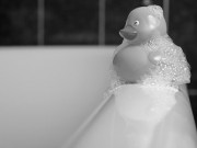 Làm mẹ - Bé 2 tuổi chết đuối trong nhà tắm vì mẹ đi lấy quần áo 2 phút