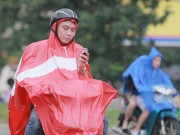 Tin tức - Giật mình cảnh người dân đi đường nghe điện thoại