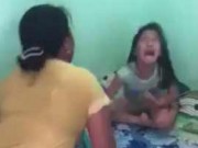 Làm mẹ - Vụ mẹ cầm chổi đánh con: Hàng xóm đáng trách