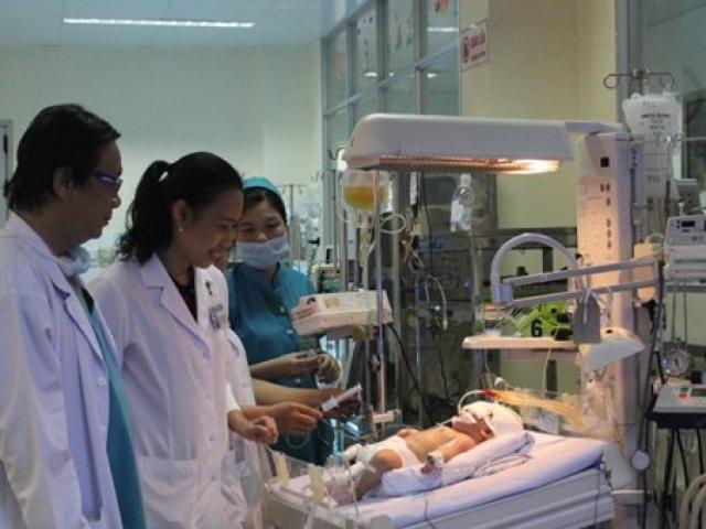 Mổ lấy con dao khỏi đầu trẻ sơ sinh 11 ngày tuổi