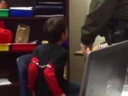 Tin tức - Mỹ: Trẻ tăng động bị bảo vệ trường còng tay