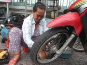 Tin tức - Người phụ nữ 20 năm sửa xe và bình trà đá miễn phí