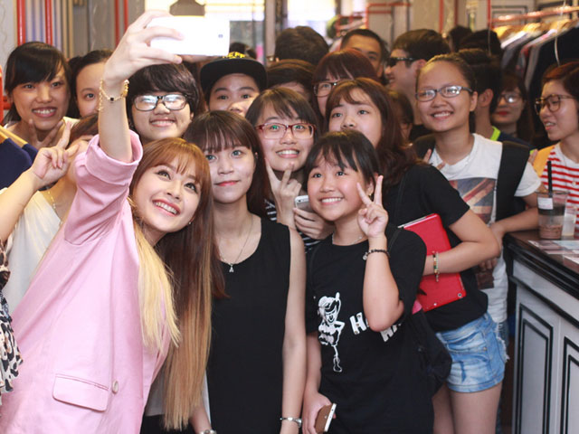 Chi Pu xuất hiện gây tắc nghẽn tại sự kiện