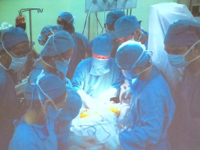 Hồi hộp xem bác sĩ rút dao khỏi hộp sọ bé sơ sinh bị kẻ lạ đâm xuyên đầu