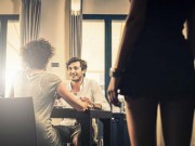 Eva tám - Chồng về nhà ăn cơm với vợ, bồ nhí đến tận cửa đánh ghen ngược