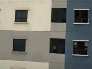 Tin tức - Rùng mình nhìn bố mẹ cho con vắt vẻo ở ban công để ăn