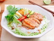 Bếp Eva - Bún trộn gà áp chảo cho bữa sáng hoàn hảo