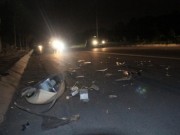 Tin tức - Đèn đường bật gốc, 2 người bị thương nặng