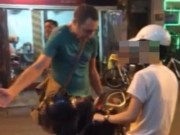 Clip Eva - Đi xe máy vào phố đi bộ, bị anh Tây chặn đầu xe bắt xuống