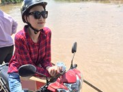 Làng sao - HH Diễm Hương tự lái xe máy, đội nắng đi từ thiện